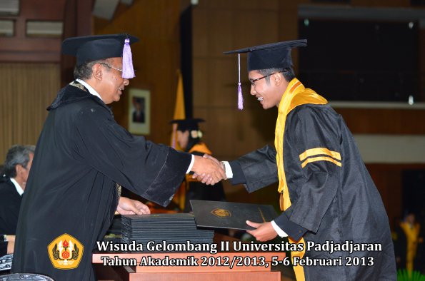 wisuda-unpad-gel-ii-ta-2012_2013-fakultas-kedokteran-gigi-oleh-dekan-013