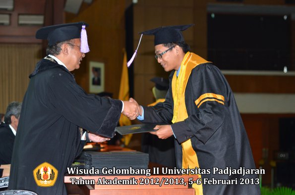 wisuda-unpad-gel-ii-ta-2012_2013-fakultas-kedokteran-gigi-oleh-dekan-017