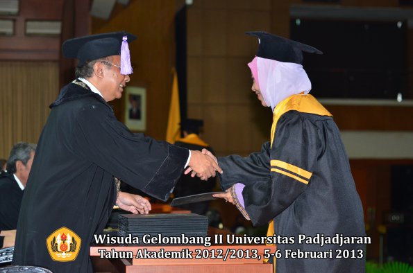 wisuda-unpad-gel-ii-ta-2012_2013-fakultas-kedokteran-gigi-oleh-dekan-018