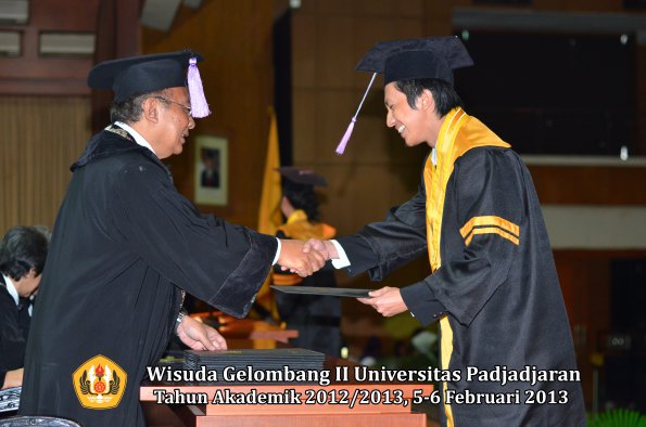 wisuda-unpad-gel-ii-ta-2012_2013-fakultas-kedokteran-gigi-oleh-dekan-026