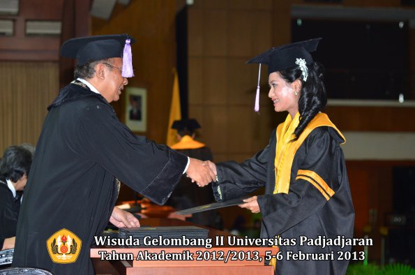 wisuda-unpad-gel-ii-ta-2012_2013-fakultas-kedokteran-gigi-oleh-dekan-028