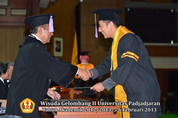 wisuda-unpad-gel-ii-ta-2012_2013-fakultas-kedokteran-gigi-oleh-dekan-032