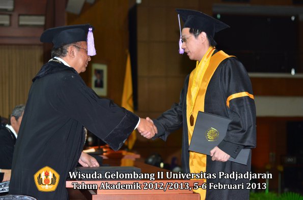 wisuda-unpad-gel-ii-ta-2012_2013-fakultas-kedokteran-gigi-oleh-dekan-054