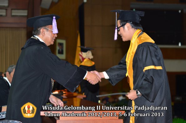 wisuda-unpad-gel-ii-ta-2012_2013-fakultas-kedokteran-gigi-oleh-dekan-062