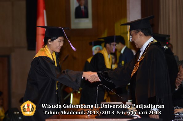 wisuda-unpad-gel-ii-ta-2012_2013-fakultas-kedokteran-gigi-oleh-rektor-012
