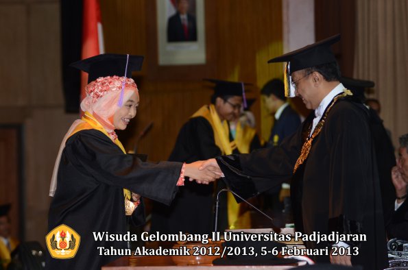 wisuda-unpad-gel-ii-ta-2012_2013-fakultas-kedokteran-gigi-oleh-rektor-019