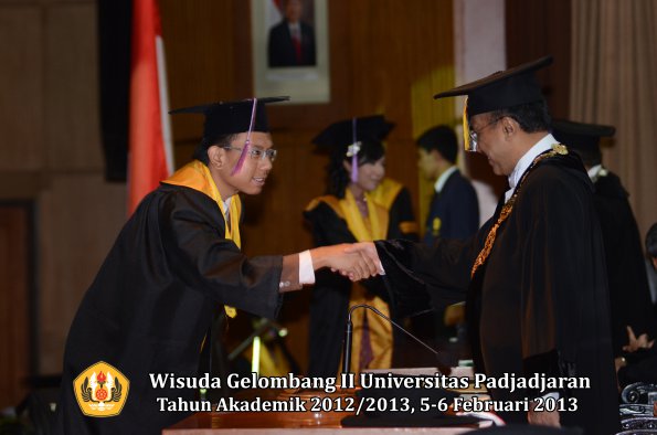 wisuda-unpad-gel-ii-ta-2012_2013-fakultas-kedokteran-gigi-oleh-rektor-024