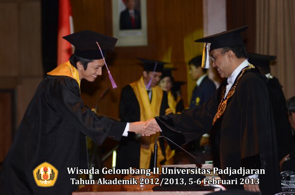 wisuda-unpad-gel-ii-ta-2012_2013-fakultas-kedokteran-gigi-oleh-rektor-026