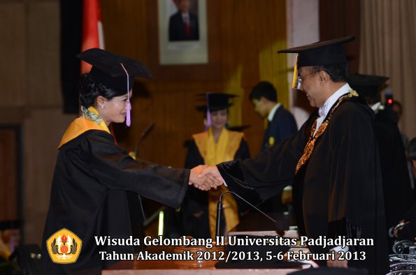 wisuda-unpad-gel-ii-ta-2012_2013-fakultas-kedokteran-gigi-oleh-rektor-028