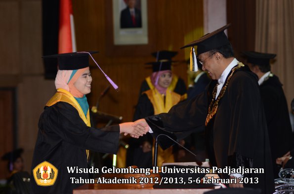 wisuda-unpad-gel-ii-ta-2012_2013-fakultas-kedokteran-gigi-oleh-rektor-030