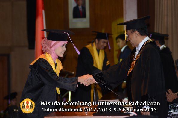 wisuda-unpad-gel-ii-ta-2012_2013-fakultas-kedokteran-gigi-oleh-rektor-031