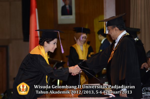 wisuda-unpad-gel-ii-ta-2012_2013-fakultas-kedokteran-gigi-oleh-rektor-033