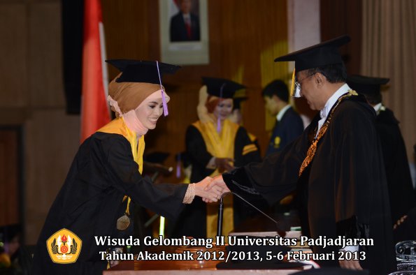 wisuda-unpad-gel-ii-ta-2012_2013-fakultas-kedokteran-gigi-oleh-rektor-034