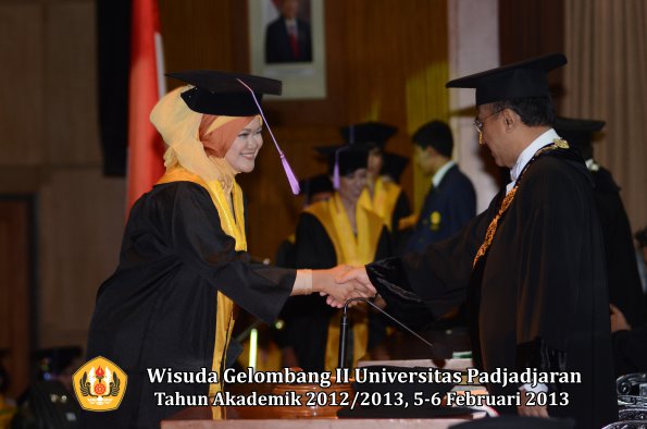 wisuda-unpad-gel-ii-ta-2012_2013-fakultas-kedokteran-gigi-oleh-rektor-035