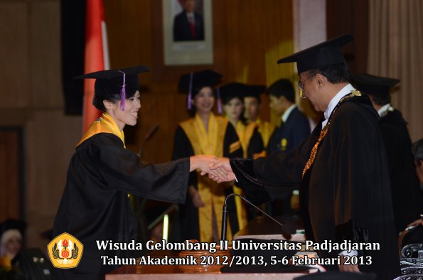 wisuda-unpad-gel-ii-ta-2012_2013-fakultas-kedokteran-gigi-oleh-rektor-036