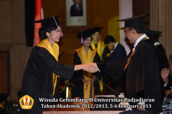 wisuda-unpad-gel-ii-ta-2012_2013-fakultas-kedokteran-gigi-oleh-rektor-037