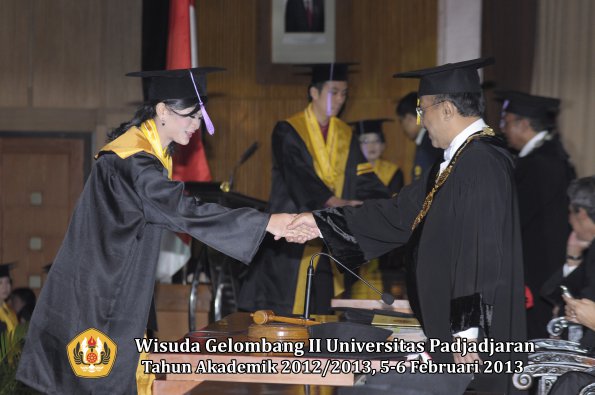 wisuda-unpad-gel-ii-ta-2012_2013-fakultas-kedokteran-gigi-oleh-rektor-038