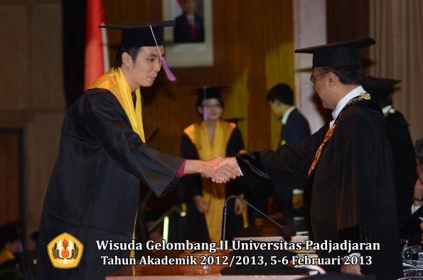 wisuda-unpad-gel-ii-ta-2012_2013-fakultas-kedokteran-gigi-oleh-rektor-039