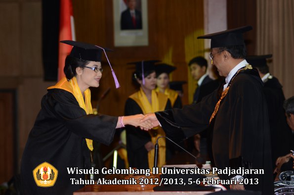 wisuda-unpad-gel-ii-ta-2012_2013-fakultas-kedokteran-gigi-oleh-rektor-040