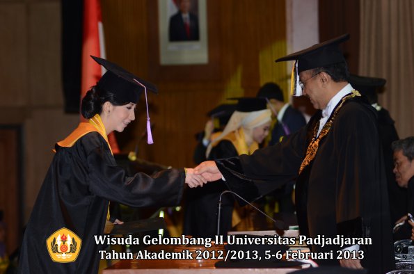 wisuda-unpad-gel-ii-ta-2012_2013-fakultas-kedokteran-gigi-oleh-rektor-043