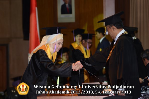 wisuda-unpad-gel-ii-ta-2012_2013-fakultas-kedokteran-gigi-oleh-rektor-044