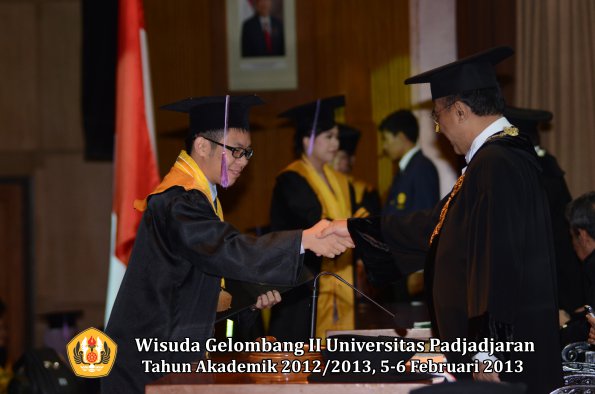 wisuda-unpad-gel-ii-ta-2012_2013-fakultas-kedokteran-gigi-oleh-rektor-045