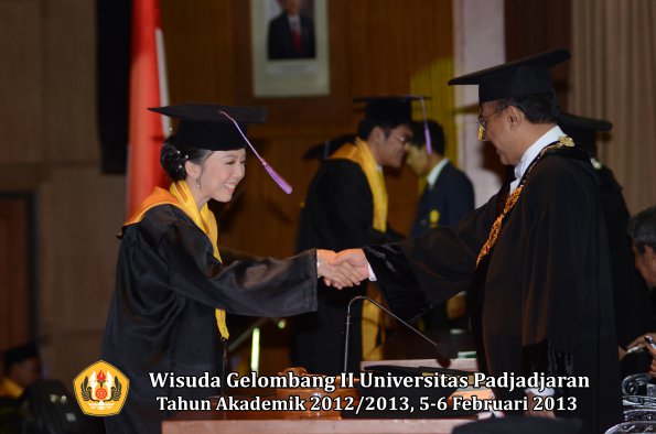 wisuda-unpad-gel-ii-ta-2012_2013-fakultas-kedokteran-gigi-oleh-rektor-047