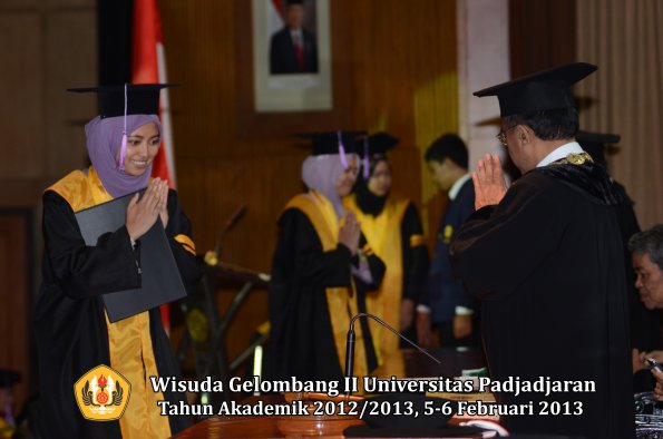 wisuda-unpad-gel-ii-ta-2012_2013-fakultas-kedokteran-gigi-oleh-rektor-050