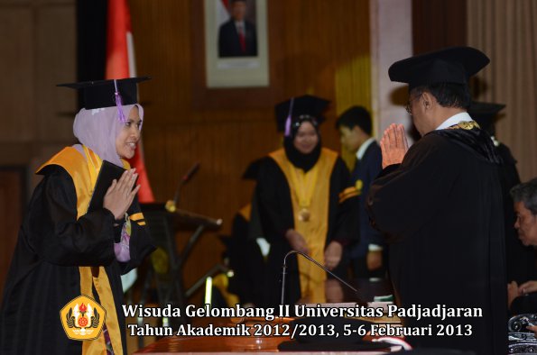 wisuda-unpad-gel-ii-ta-2012_2013-fakultas-kedokteran-gigi-oleh-rektor-051