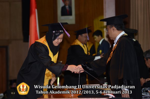 wisuda-unpad-gel-ii-ta-2012_2013-fakultas-kedokteran-gigi-oleh-rektor-052