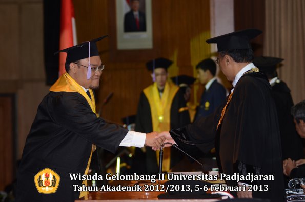 wisuda-unpad-gel-ii-ta-2012_2013-fakultas-kedokteran-gigi-oleh-rektor-053