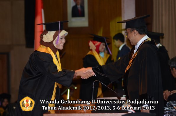 wisuda-unpad-gel-ii-ta-2012_2013-fakultas-kedokteran-gigi-oleh-rektor-056