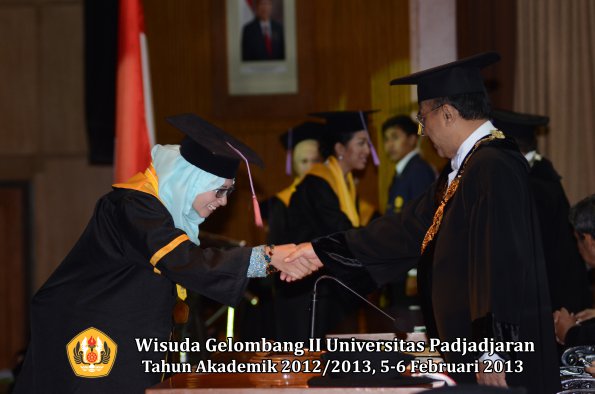 wisuda-unpad-gel-ii-ta-2012_2013-fakultas-kedokteran-gigi-oleh-rektor-058