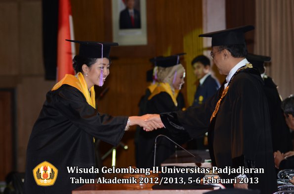 wisuda-unpad-gel-ii-ta-2012_2013-fakultas-kedokteran-gigi-oleh-rektor-059