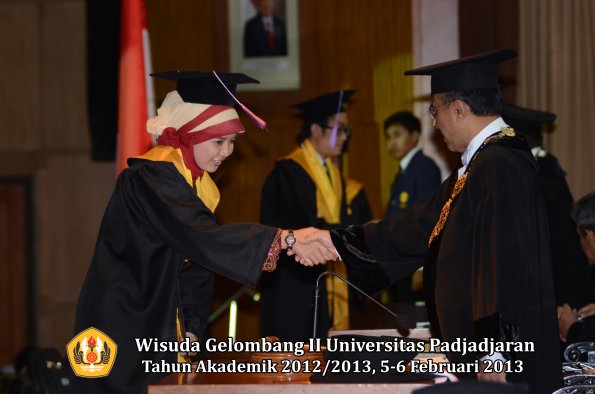 wisuda-unpad-gel-ii-ta-2012_2013-fakultas-kedokteran-gigi-oleh-rektor-061