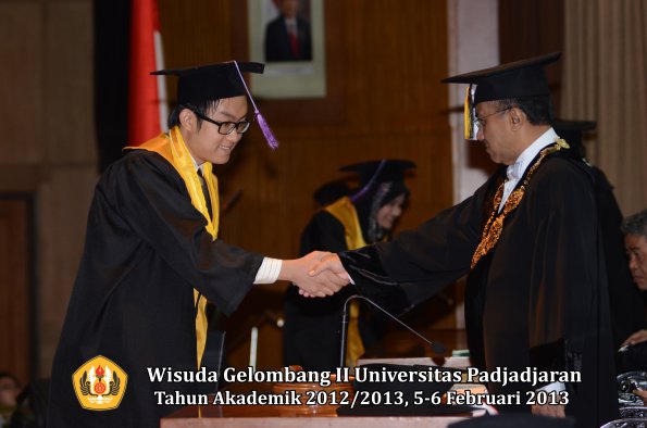 wisuda-unpad-gel-ii-ta-2012_2013-fakultas-kedokteran-gigi-oleh-rektor-062