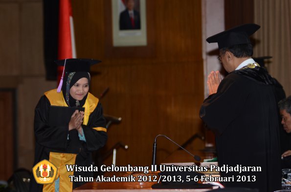 wisuda-unpad-gel-ii-ta-2012_2013-fakultas-kedokteran-gigi-oleh-rektor-063