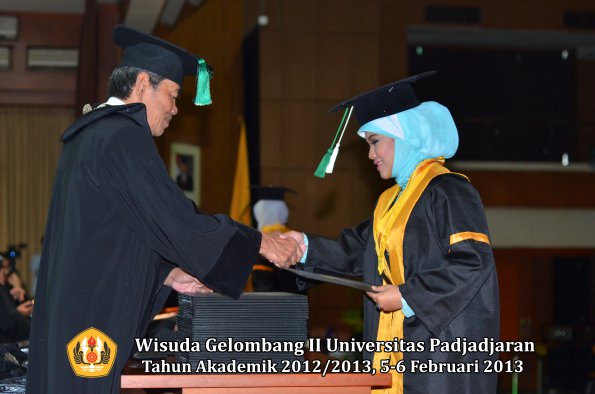 wisuda-unpad-gel-ii-ta-2012_2013-fakultas-pertanian-oleh-dekan-006