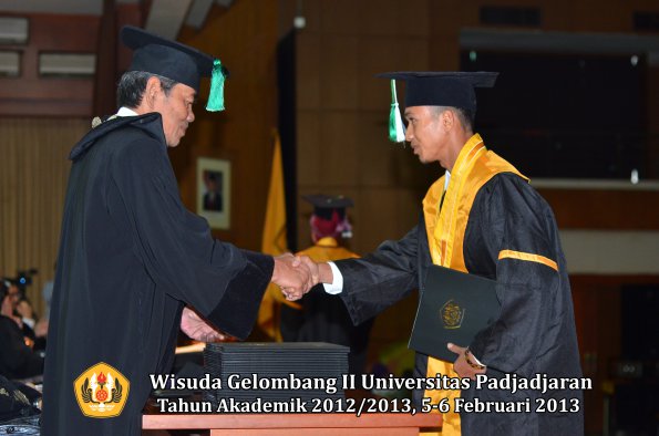 wisuda-unpad-gel-ii-ta-2012_2013-fakultas-pertanian-oleh-dekan-017