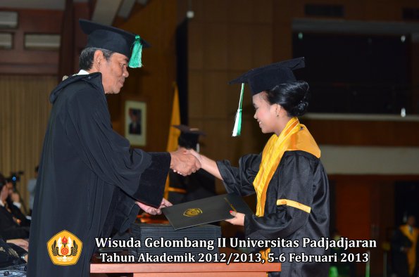 wisuda-unpad-gel-ii-ta-2012_2013-fakultas-pertanian-oleh-dekan-022