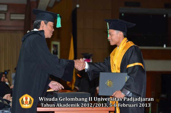 wisuda-unpad-gel-ii-ta-2012_2013-fakultas-pertanian-oleh-dekan-024