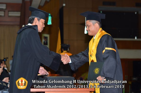 wisuda-unpad-gel-ii-ta-2012_2013-fakultas-pertanian-oleh-dekan-025