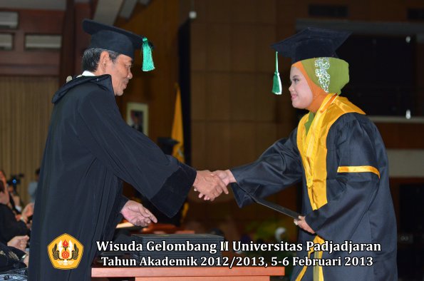 wisuda-unpad-gel-ii-ta-2012_2013-fakultas-pertanian-oleh-dekan-028