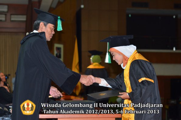 wisuda-unpad-gel-ii-ta-2012_2013-fakultas-pertanian-oleh-dekan-029