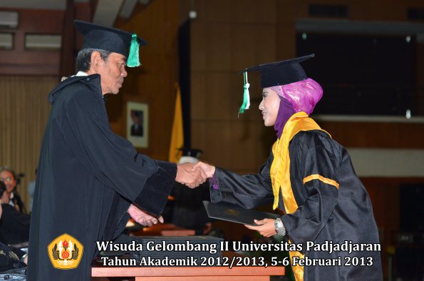 wisuda-unpad-gel-ii-ta-2012_2013-fakultas-pertanian-oleh-dekan-030