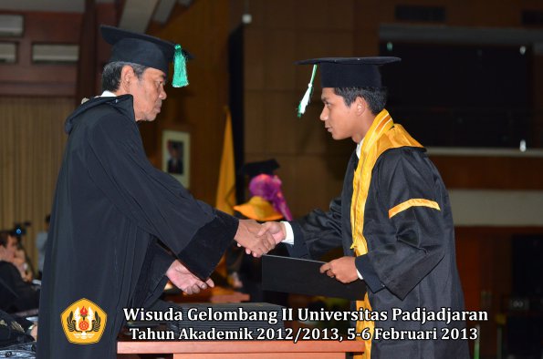 wisuda-unpad-gel-ii-ta-2012_2013-fakultas-pertanian-oleh-dekan-031