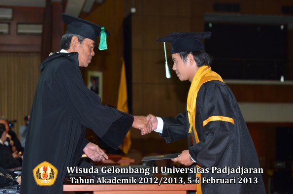 wisuda-unpad-gel-ii-ta-2012_2013-fakultas-pertanian-oleh-dekan-033