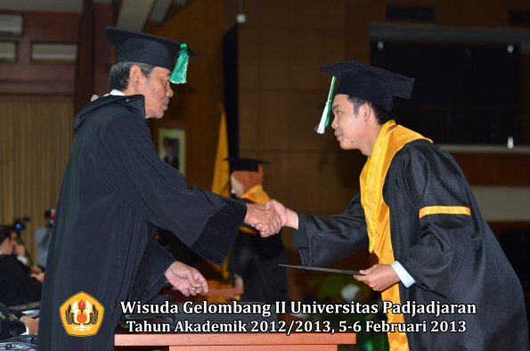 wisuda-unpad-gel-ii-ta-2012_2013-fakultas-pertanian-oleh-dekan-035