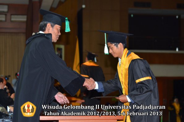 wisuda-unpad-gel-ii-ta-2012_2013-fakultas-pertanian-oleh-dekan-038