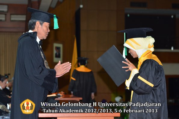 wisuda-unpad-gel-ii-ta-2012_2013-fakultas-pertanian-oleh-dekan-040